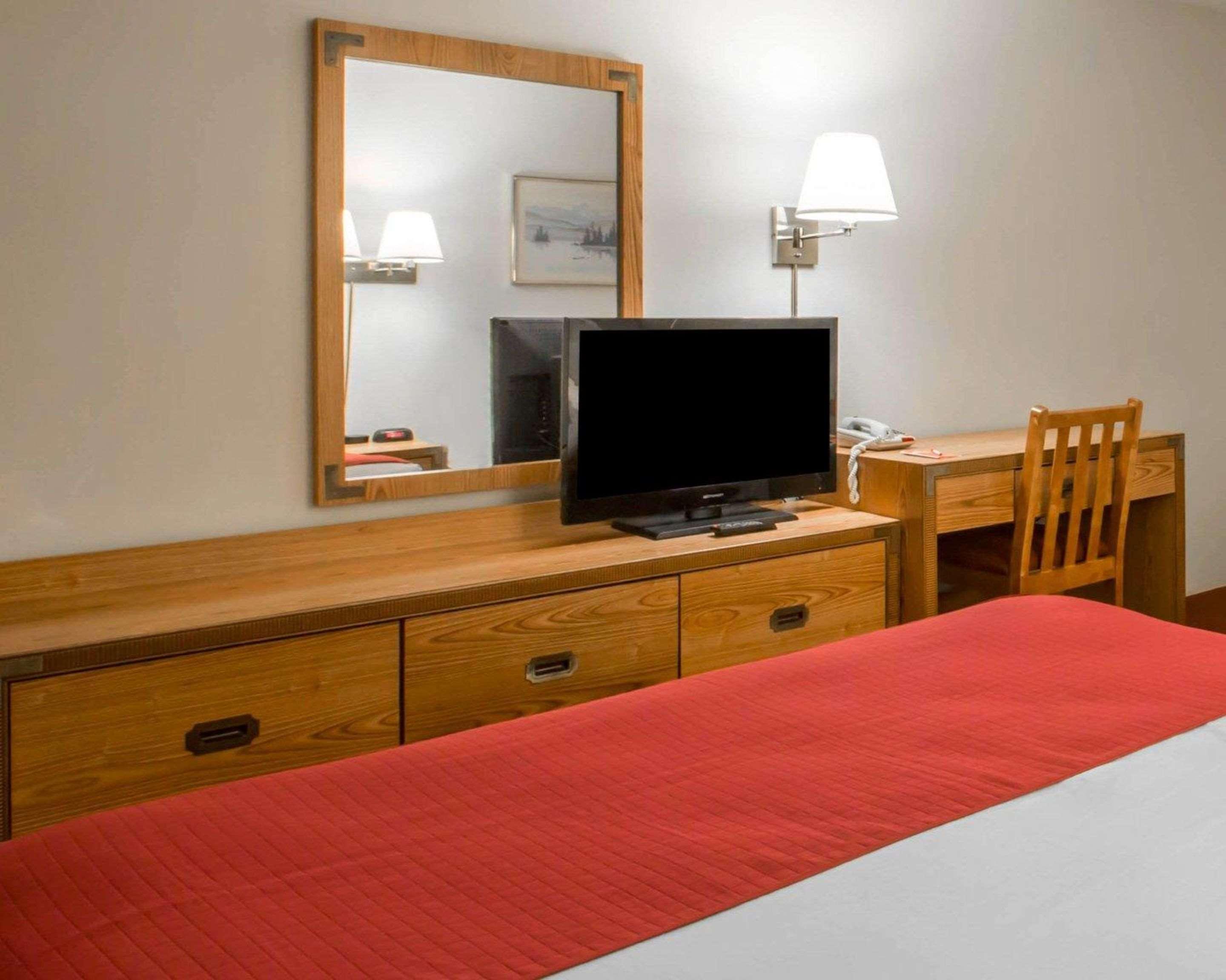 לייק פלאסיד Rodeway Inn מראה חיצוני תמונה